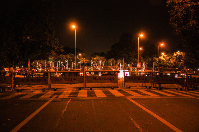 Utsa Hazarika, Looking Away series: Setting the Stage, Delhi Police, May 16, 2014 © Utsa Hazarika. 