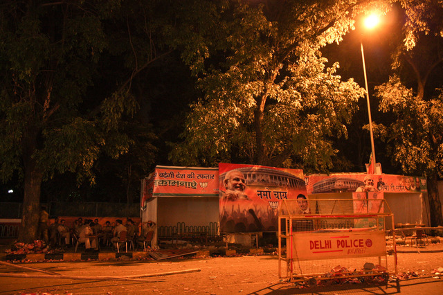 Utsa Hazarika, Looking Away series: Delhi Police, Off Duty, May 16, 2014 © Utsa Hazarika. 