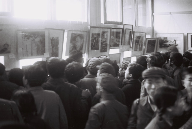 Fig. 8. Li Xiaobin, The public viewing the photos at the first Nature, Society, and Man exhibition in the Orchid Room, Zhongshan Park, Beijing, courtesy of Li Xiaobin.