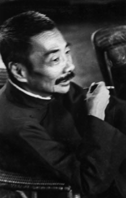 Fig. 7. Sha Fei, Lu Xun at the woodcut exhibition, 1936, courtesy of Wang Yan.
