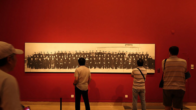 Fig. 1. Museum installation of the group portrait of the China Photography Society’s first members. Photo by Shi Zhimin. Fig. 1. Museum installation of the group portrait of the China Photography Society’s first members. Photo by Shi Zhimin.