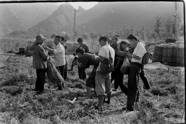 Fig. 16. Di Yuncang posing the farmer “model” in Shidu, Beijing, 1978. Photographed by Lü Xiaozhong, courtesy of Lü Xiaozhong. Fig. 16. Di Yuncang posing the farmer “model” in Shidu, Beijing, 1978. Photographed by Lü Xiaozhong, courtesy of Lü Xiaozhong.