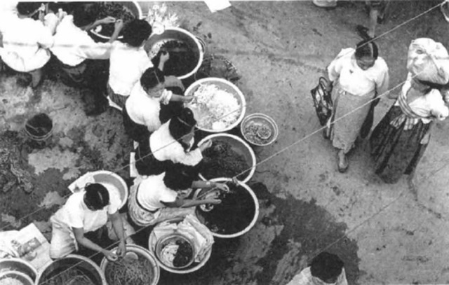 Fig. 2. Yi Hyŏngrok, Morning Market, 1955, courtesy of Yi Hyŏngrok.
