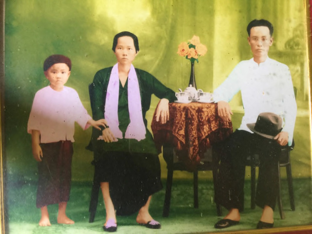 Fig. 6. A photograph of the first Chinese migrant family, taken in a photo studio in Phnom Penh around the 1930s during the French colonial period. The photograph was restored from black and white in order to reprint and share with relatives (years after they passed away). It survived through apocalyptic and political calamities, from peace to war, from war to genocidal regime, and to peace again. It is a rare photograph archived by their children, and is also an indication that photography was not affordable or democratised to everyone, especially rural Cambodians, except those like this first generation of a Chinese immigrant family. Re-photographed by Sokphea Young. Fig. 6. A photograph of the first Chinese migrant family, taken in a photo studio in Phnom Penh around the 1930s during the French colonial period. The photograph was restored from black and white in order to reprint and share with relatives (years after they passed away). It survived through apocalyptic and political calamities, from peace to war, from war to genocidal regime, and to peace again. It is a rare photograph archived by their children, and is also an indication that photography was not affordable or democratised to everyone, especially rural Cambodians, except those like this first generation of a Chinese immigrant family. Re-photographed by Sokphea Young.